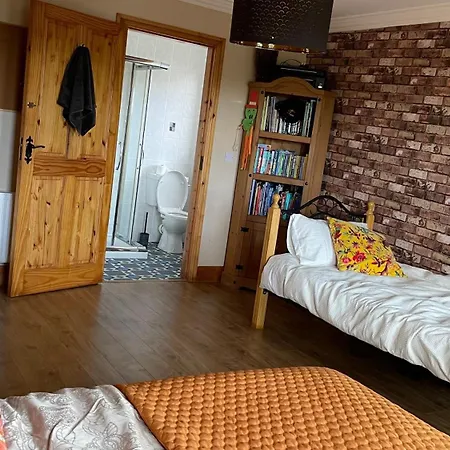 Large Ensuite Habitación en casa particular Balnacart